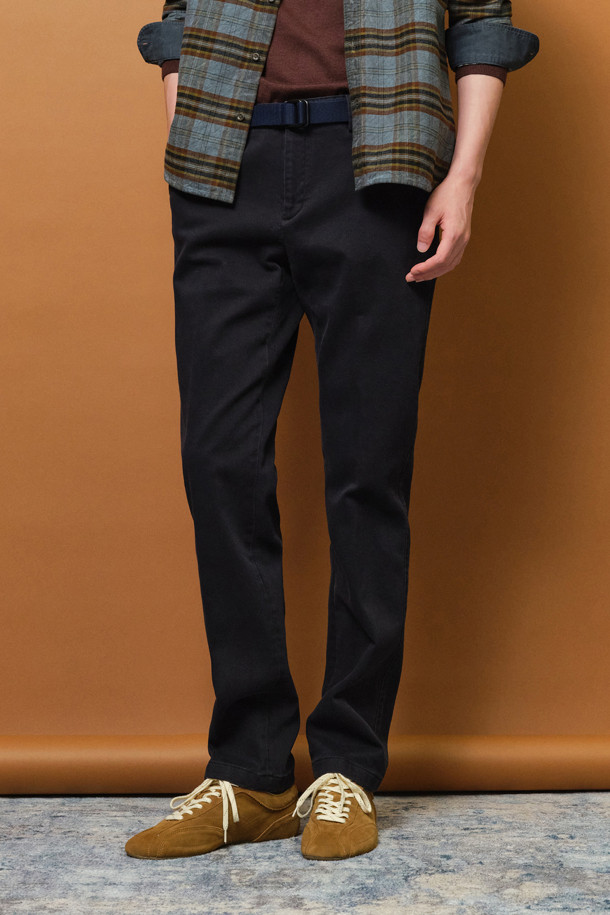 [에센셜스] 컴포치노 기모 팬츠는 부드러운 촉감과 뛰어난 신축성을 자랑하는 겨울용 기모 팬츠입니다. 면, 스판덱스, 기모 소재 혼방으로 제작되어 편안한 착용감과 활동성을 제공하며, 스탠다드핏으로 어떤 스타일에도 잘 어울립니다. 허리 부분에는 사이드 히든 밴딩 처리가 되어 있어 더욱 편안하게 착용할 수 있습니다. 베이직한 디자인에 무지 패턴, 6가지 다채로운 컬러 구성으로 겨울 데일리룩, 동네 마실룩, 여행룩 등 다양한 TPO에 활용 가능합니다. 뒷주머니 하단에는 포인트 라벨이 디자인되어 있습니다.
