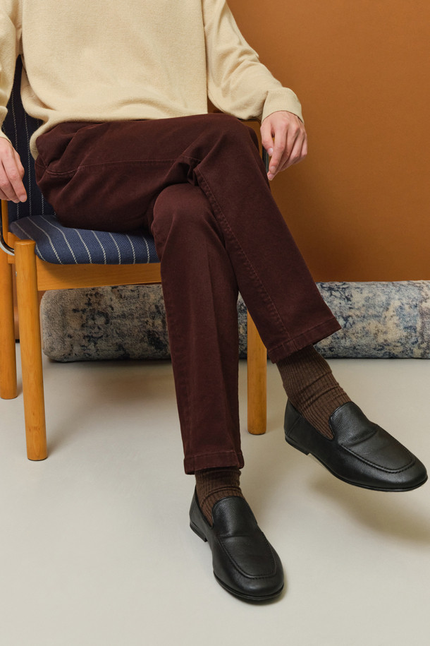 따뜻함과 스타일을 동시에 잡은 [에센셜스] 컴포치노 기모 팬츠입니다. 부드러운 촉감의 면, 스판덱스 혼방 소재에 기모 안감을 더해 한겨울에도 포근하게 착용할 수 있습니다. 허벅지부터 밑단까지 자연스럽게 좁아지는 스탠다드핏으로, 베이직한 무드의 미니멀, 클래식, 캐주얼 스타일을 연출하기 좋습니다. 사이드 히든 밴딩으로 편안함을 더하고, 뒷주머니 하단 포인트 라벨로 은은한 포인트를 주었습니다. 브라운 컬러의 무지 디자인으로 겨울 데일리룩, 집콕룩, 산책룩에 다양하게 활용해 보세요.
