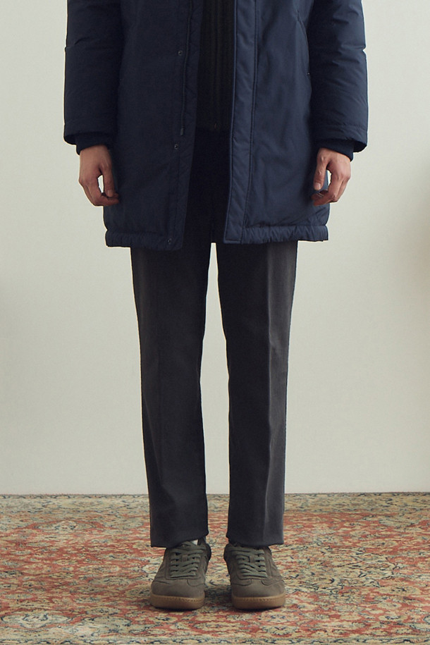 마이크로 프린트 기모 팬츠는 부드러운 촉감과 따뜻함을 선사하는 겨울용 치노 팬츠입니다. 일상과 출근룩, 모임룩 등 다양한 TPO에 활용 가능하며, 베이직, 캐주얼, 미니멀 스타일을 모두 소화합니다. 면과 스판덱스 혼방 소재로 제작되어 편안한 착용감을 제공하며, 신축성이 있어 활동성 또한 보장합니다. 스탠다드핏과 테이퍼드 핏으로 출시되어 체형에 맞는 핏을 선택할 수 있으며, 기모 안감으로 보온성을 높였습니다. 밴딩 처리로 편안함까지 더했습니다.
