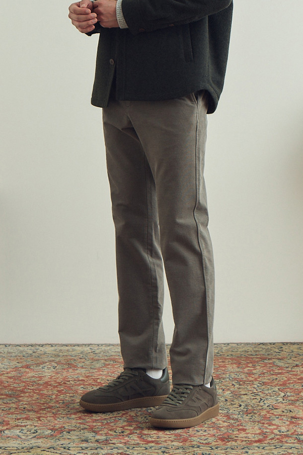 변형 몰스킨 솔리드 기모 팬츠는 부드러운 촉감과 따뜻함을 동시에 느낄 수 있는 겨울철 필수 아이템입니다. 면과 스판덱스 혼방 소재로 제작되어 편안한 착용감을 제공하며, 스탠다드핏으로 어떤 스타일에도 잘 어울립니다. 안감 기모 처리로 보온성을 높였으며, 사이드 히든 밴딩으로 편안함과 활동성을 더했습니다. 무지 디자인에 뒷주머니 가죽 라벨 장식으로 포인트를 주어 캐주얼, 클래식, 미니멀 등 다양한 스타일 연출에 활용 가능합니다. 출근룩과 모임룩으로 모두 적합한 실용적인 팬츠입니다.
