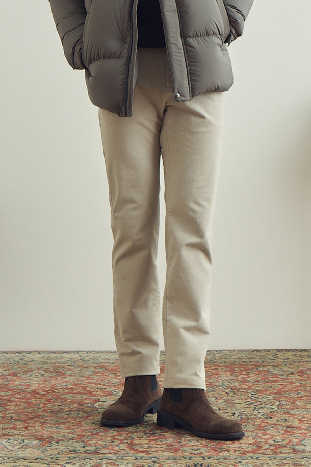 부드러운 촉감의 변형 몰스킨 솔리드 기모 팬츠입니다. 일상에서 편안하게 착용하기 좋은 캐주얼 팬츠로, 허벅지부터 밑단까지 자연스럽게 좁아지는 테이퍼드 핏이 특징입니다. 안감 기모로 제작되어 겨울철에도 따뜻하게 입을 수 있으며, 사이드 밴딩 디테일로 활동성을 더했습니다. 베이지 컬러의 무지 디자인에 뒷주머니 가죽 라벨 장식으로 포인트를 주어 미니멀하고 클래식한 스타일을 연출할 수 있습니다. 출근룩과 모임룩에도 활용 가능한 활용도 높은 아이템입니다.
