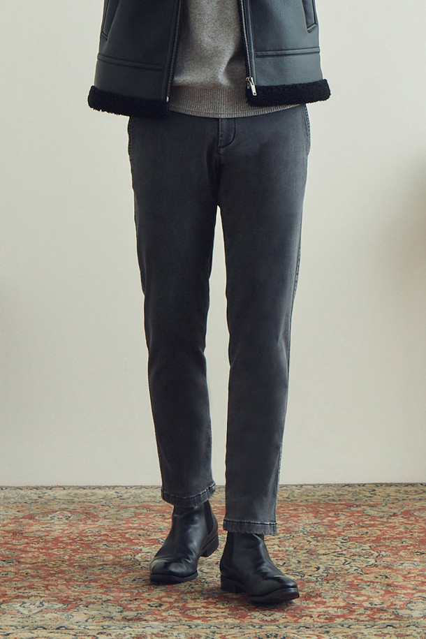 [셀렉션] 솔리드 피그먼트 워싱 팬츠는 남성 고객을 위한 클래식하고 캐주얼한 스타일의 슬림핏 긴바지입니다. 고급 수입 코튼 스판 소재를 사용하여 부드러운 촉감과 뛰어난 신축성을 제공하며, 피그먼트 워싱 기법으로 빈티지한 멋을 더했습니다. 겨울철 데일리룩, 출근룩, 모임룩 등 다양한 TPO에 활용하기 좋으며, 미니멀한 디자인으로 어떤 상의에도 잘 어울립니다. 사이드 히든밴딩 처리로 편안한 착용감을 선사합니다. 블랙 컬러의 무지 디자인으로 심플하면서도 세련된 스타일을 연출해보세요.
