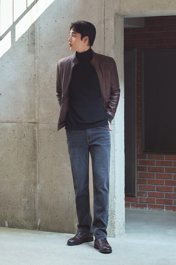 부드러운 촉감과 따뜻함을 자랑하는 스탠다드핏 기모 그레이 데님입니다. 겨울철 데일리룩과 출근룩에 모두 잘 어울리는 베이직한 스타일의 긴 바지입니다. 가먼트워싱 처리를 통해 자연스러운 멋을 더했으며, 넉넉한 스탠다드핏으로 편안한 착용감을 선사합니다. 데님, 면, 스판, 기모 소재 혼방으로 제작되어 신축성이 뛰어나 활동성이 좋고, 안감 기모로 보온성을 높였습니다. 은은한 브러쉬 효과와 무지 디자인, 그리고 그레이 컬러가 어우러져 클래식, 미니멀, 캐주얼 등 다양한 스타일을 연출할 수 있습니다.
