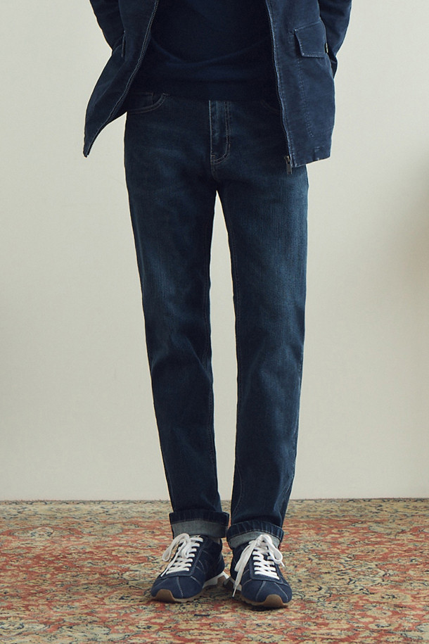 [에센셜스] 스탠다드핏 세로 슬럽 네이비 데님은 데이트룩, 카페룩과 같은 TPO와 캐주얼, 미니멀, 클래식 스타일을 아우르는 활용도 높은 데님 팬츠입니다. 부드러운 촉감과 자연스러운 워싱이 돋보이는 네이비 컬러의 무지 디자인으로, 봄, 가을에 착용하기 적합합니다. 가먼트 워싱 처리와 브러쉬 효과로 빈티지한 무드를 더했으며, 신축성이 좋은 데님, 코튼, 스판 혼방 소재로 편안한 착용감을 선사합니다. 스탠다드핏으로 제작되어 누구나 부담 없이 즐길 수 있으며, 레드 컬러 리벳 장식과 가죽 와펜 디자인으로 포인트를 더했습니다.
