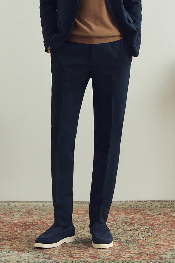 [이지슈트] 마이크로 패턴 팬츠 (SET-UP)는 미니멀하고 클래식한 스타일을 추구하는 남성 고객을 위한 정장 팬츠입니다. 톤 다운된 네이비 컬러에 마이크로 패턴으로 은은한 포인트를 주어 오피스룩, 비즈니스 캐주얼, 출근룩에 활용하기 좋습니다. 슬림핏 디자인으로 세련된 실루엣을 연출하며, 사이드 히든 밴딩으로 편안한 착용감을 제공합니다. 부드러운 드레이프 촉감의 폴리에스테르 소재로 제작되었으며, 밑단은 단뜨기 미싱 처리되어 기장 수선이 용이합니다.
