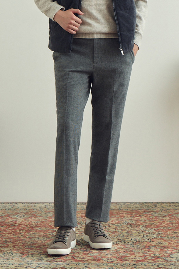 마이크로 기모 팬츠 (SET-UP)는 겨울철 데일리룩, 출근룩, 오피스룩 등 다채로운 TPO에 활용하기 좋은 베이직 스타일의 바지입니다. 폴리에스터와 레이온 혼방 소재로 제작되어 편안한 착용감과 우수한 활동성을 제공하며, 허벅지부터 밑단까지 자연스럽게 좁아지는 스탠다드핏 실루엣으로 세련된 스타일을 연출합니다. 사이드 히든 밴딩 처리로 편안함을 더했으며, 마이크로 패턴이 은은한 포인트를 더해 클래식, 미니멀, 캐주얼 등 다양한 스타일을 소화할 수 있습니다. 셋업으로 착용하여 더욱 완성도 높은 룩을 완성해보세요.
