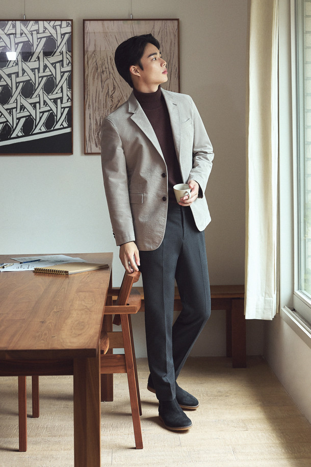 부드러운 촉감과 따뜻함을 선사하는 솔리드 기모 팬츠입니다. 겨울철 일상, 출근룩, 모임룩까지 폭넓게 활용 가능한 베이직 스타일의 남성 바지입니다. 폴리에스터와 레이온 혼방 소재로 제작되어 드레이프성이 뛰어나며, 슬렌더핏으로 세련된 핏을 연출합니다. 안감 기모 처리로 보온성을 높였으며, 사이드 히든밴딩으로 편안한 착용감을 제공합니다. 무지 디자인과 단뜨기 미싱 밑단 마감으로 미니멀, 클래식, 캐주얼 등 다양한 스타일에 매치하기 좋습니다.
