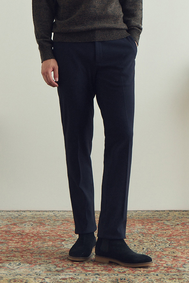 **[매직팬츠] 마이크로 기모 본딩 팬츠**는 부드러운 촉감과 따뜻함을 선사하는 겨울철 필수 아이템입니다. 밴딩 처리로 편안한 착용감을 제공하며, 스트레이트 핏으로 어떤 스타일에도 잘 어울립니다. 네이비 컬러의 무지 디자인은 미니멀, 클래식, 캐주얼 등 다양한 스타일을 연출하는 데 용이합니다. 두꺼운 두께감과 마이크로 기모 안감, 신축성 있는 소재로 제작되어 보온성과 활동성을 모두 갖췄습니다. 출근룩으로도 손색없는 활용도 높은 매직 팬츠입니다.
