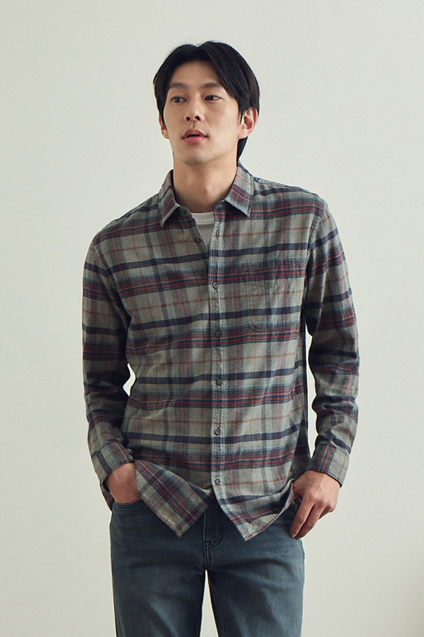 가먼트다잉 기법으로 빈티지한 멋을 살린 남성용 체크 캐주얼셔츠입니다. 부드러운 면 소재로 제작되어 겨울철에도 편안하게 착용 가능하며, 레귤러핏으로 어떤 스타일에도 자연스럽게 어울립니다. 그레이 컬러의 체크 패턴이 은은한 포인트를 더하고, 가슴 포켓과 칼라 및 소매 안쪽 배색 디테일로 밋밋함을 덜었습니다. 더블 스티치 마감으로 내구성을 높였으며, 신축성이 없어 깔끔한 핏을 유지합니다. 겨울 데일리룩, 동네 마실룩, 카페룩 등 다양한 상황에 활용하기 좋은 아이템입니다.
