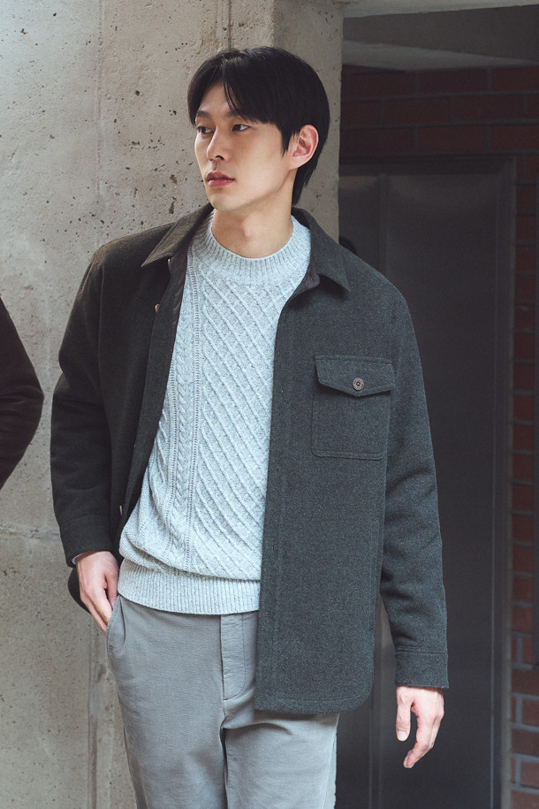 겨울철 스타일을 책임질 남성용 퀼팅 셔켓입니다. 캐주얼, 클래식, 미니멀 스타일을 모두 아우르는 디자인으로, 겨울 데일리룩, 모임룩, 출근룩 등 다양한 TPO에 활용하기 좋습니다. 두꺼운 두께감과 바이린 HAS 충전재 내장으로 뛰어난 보온성을 제공하며, 금속 코팅 단추와 왼쪽 가슴 장식 포켓, 칼라 및 소매 안쪽 배색 디테일이 돋보입니다. 셔켓 특유의 편안한 레귤러핏과 무지 패턴은 어떤 옷에도 쉽게 매치할 수 있도록 돕습니다. 폴리에스테르와 울 혼방 소재로 제작되어 부드러운 터치감을 선사합니다.

