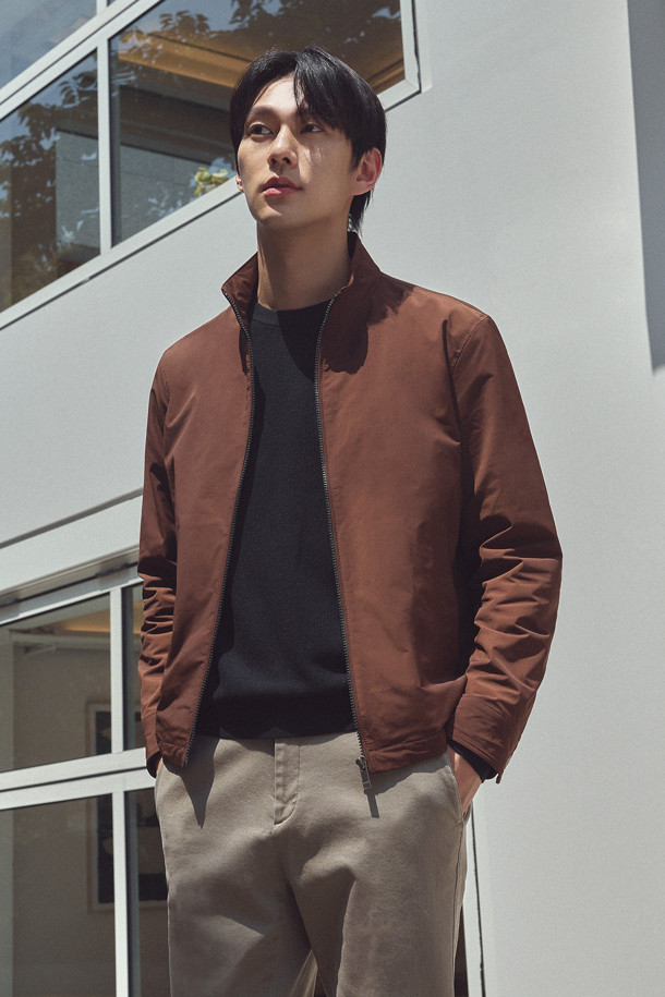 미니멀한 감각을 뽐내는 남성용 브라운 컬러의 해링턴 점퍼입니다. 가을에 어울리는 보통 두께감의 폴리에스테르 소재로 제작되었으며, 부드러운 촉감이 특징입니다. 엉덩이 위 기장으로, 체크 패턴과 레귤러핏이 미니멀하고 베이직한 스타일을 연출합니다. 집업 여밈 방식에 코듀로이 소매 안감 배색, 사선 사이드 포켓 디테일이 돋보입니다. 가을 나들이룩이나 데이트룩, 클래식, 미니멀, 캐주얼 스타일을 즐겨 입는 분들께 추천합니다.
