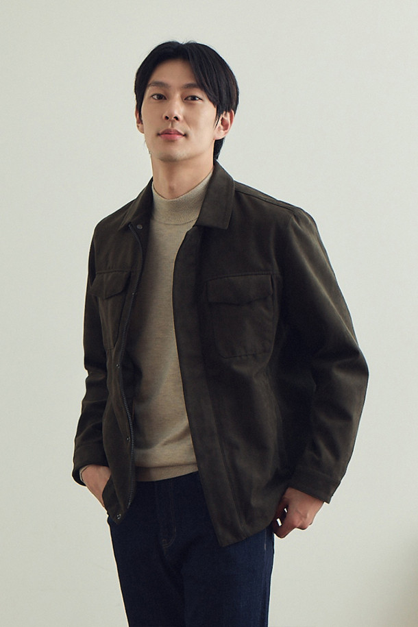 부드러운 스웨이드 소재의 남성용 트러커 재킷입니다. 가을 시즌, 캐주얼하고 클래식한 스타일을 연출하기에 좋습니다. 셔츠형 칼라와 가슴 절개 디테일, 포켓 디테일이 특징이며, 히든스냅 여밈 플라켓과 전체 안감으로 마감되었습니다. 레귤러핏으로 편안하게 착용 가능하며, 데이트룩 또는 가을 나들이룩에 적합합니다. 색상은 브라운이며, 무지 디자인으로 다양한 스타일에 매치하기 용이합니다.
