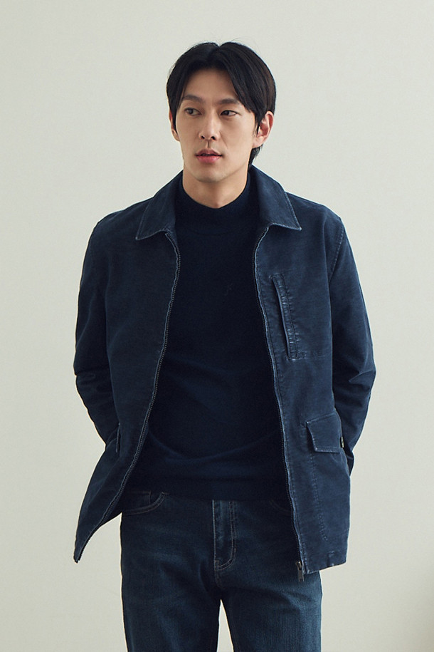 [코지] 몰스킨 워싱 자파리 는 부드러운 촉감의 몰스킨 소재로 제작된 남성용 자파리입니다. 가을 시즌에 어울리는 네이비 컬러의 무지 디자인으로, 캐주얼하고 미니멀한 스타일을 연출합니다. 엉덩이를 덮는 기장과 레귤러핏으로 편안하게 착용 가능하며, 셔츠형 칼라와 멀티 포켓 디테일이 특징입니다. 바이오워싱 가공을 거쳐 자연스러운 멋을 더했으며, 엘보우 패치와 전체 안감으로 내구성과 보온성을 높였습니다. 가을 나들이룩이나 겨울 데일리룩에 활용하기 좋으며, 다양한 스타일을 소화할 수 있습니다.
