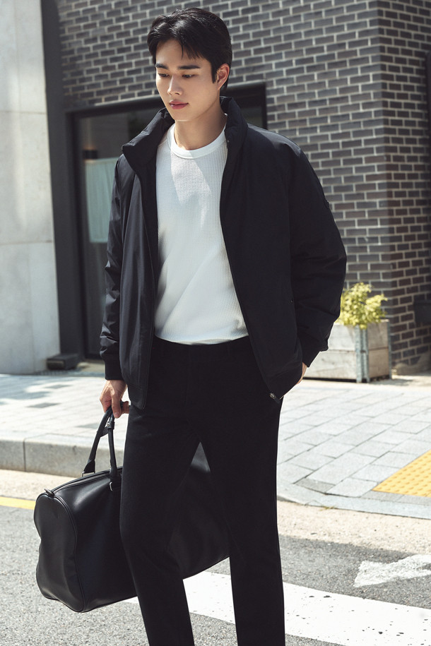 **[라이프 퍼포먼스] 심플 다운 점퍼**

일상과 스포츠 활동 모두에 적합한 [라이프 퍼포먼스] 심플 다운 점퍼는 남성용 겨울 아우터입니다. 블랙 색상의 무지 디자인으로 스포티하면서도 캐주얼한 스타일을 연출하며, 엉덩이 위 기장의 레귤러핏으로 편안하게 착용 가능합니다. 보온성과 신축성을 갖춘 두꺼운 두께의 다운 점퍼로, 스탠칼라와 라글란 소매, 니트 배색 소매단/밑단, B로고 와펜, 머스코비덕 다운 충전재(솜털:깃털=80:20) 등의 특징을 가지고 있습니다. 집업 스타일로 간편하게 여밀 수 있으며, 출근룩과 캠핑룩, 캐주얼, 스포티, 미니멀 스타일을 즐기는 분들께 추천합니다.
