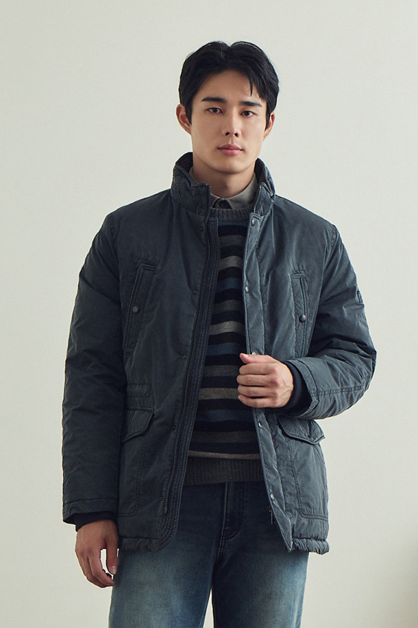 네이비 컬러의 남성용 피그먼트 워싱 다운 사파리입니다. 겨울철 보온과 방풍 기능을 갖춘 두꺼운 두께의 아우터로, 캐주얼, 미니멀, 클래식 스타일을 연출하기 좋습니다. 허리 스트링과 니트 소매 배색, 가슴 포켓, B로고 와펜 등의 디테일이 돋보이며, 머스코비덕 다운 충전재(솜털:깃털=80:20)를 사용하여 보온성을 높였습니다. 피그먼트 워싱 가공으로 특유의 은은한 멋을 더했고, 지퍼와 스냅으로 여밈 방식을 갖춰 편안하게 착용 가능합니다. 출근룩과 여행룩 모두 활용할 수 있는 실용적인 아이템입니다.
