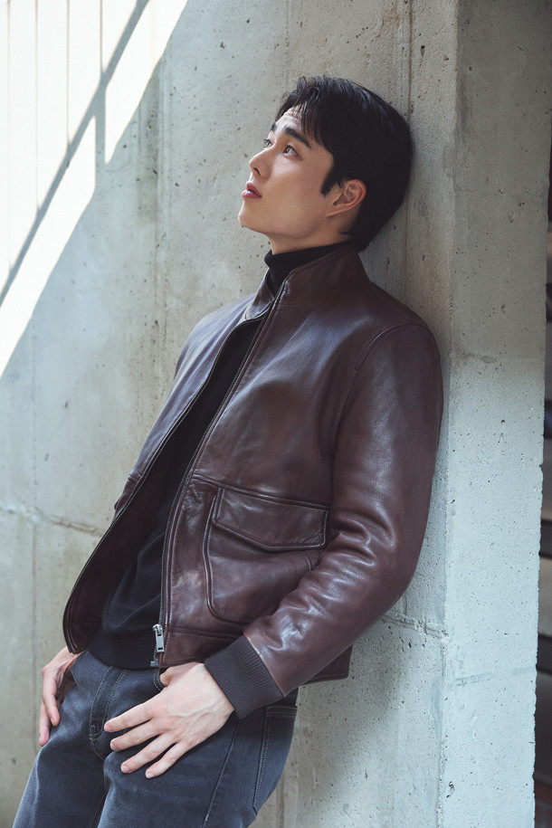 [셀렉션] 세미베지터블 양가죽 점퍼는 초겨울, 클래식, 빈티지, 캐주얼 스타일을 아우르는 남성용 아우터입니다. 부드러운 감촉의 양가죽 소재에 엉덩이 위 기장의 레귤러핏으로 편안한 착용감을 선사합니다. 브라운 컬러의 무지 디자인에 가먼트워싱, 효소 처리, 부분 스티치 디테일, 하단 포켓 장식 등의 특징을 더해 고급스러움을 강조했습니다. 솜 안감과 약간 두꺼운 두께감으로 보온성을 높였으며, 겨울 데일리룩, 데이트룩, 모임룩 등 다양한 TPO에 활용하기 좋습니다. 지퍼 여밈 방식과 긴 소매 기장으로 안정적인 착용감을 제공합니다.
