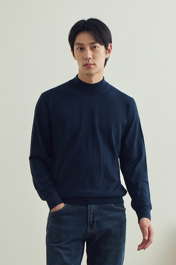 [에센셜스] 솔리드 워셔블 하프터틀넥 스웨터는 남성용 상의로, 초겨울과 겨울에 착용하기 좋은 아이템입니다. 네이비 컬러의 베이직한 디자인으로, 클래식, 미니멀, 캐주얼 스타일을 모두 소화할 수 있습니다. 울 소재의 레귤러핏 하프터틀넥 스웨터로, 부드러운 촉감과 보통 두께감으로 편안하게 착용 가능합니다. 밑단 및 소매단 립 처리와 옆구리 부위 골뺌 조직 디테일이 돋보이며, 신축성이 좋고 비침이 없어 활동성을 높였습니다. 워셔블 기능으로 손쉬운 관리가 가능하며, 출근룩으로도 활용하기 좋습니다.
