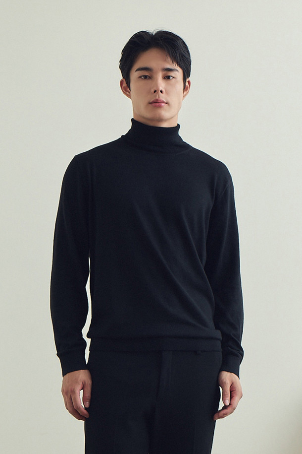 [에센셜스] 솔리드 워셔블 롱터틀넥 스웨터는 초겨울과 겨울에 착용하기 좋은 남성용 터틀넥 스웨터입니다. 베이직 스타일로 출근룩, 비즈니스 캐주얼 등 다양한 TPO에 활용 가능하며, 클래식, 미니멀, 캐주얼 스타일을 연출하기 좋습니다. 부드러운 울 소재의 레귤러 핏으로 제작되었으며, 플레인 조직, 밑단 및 소매단 립 처리, 옆구리 골뺌 조직 디테일이 특징입니다. 워셔블 기능으로 관리가 용이하며, 블랙 컬러의 무지 디자인으로 어떤 스타일에도 쉽게 매치할 수 있습니다.
