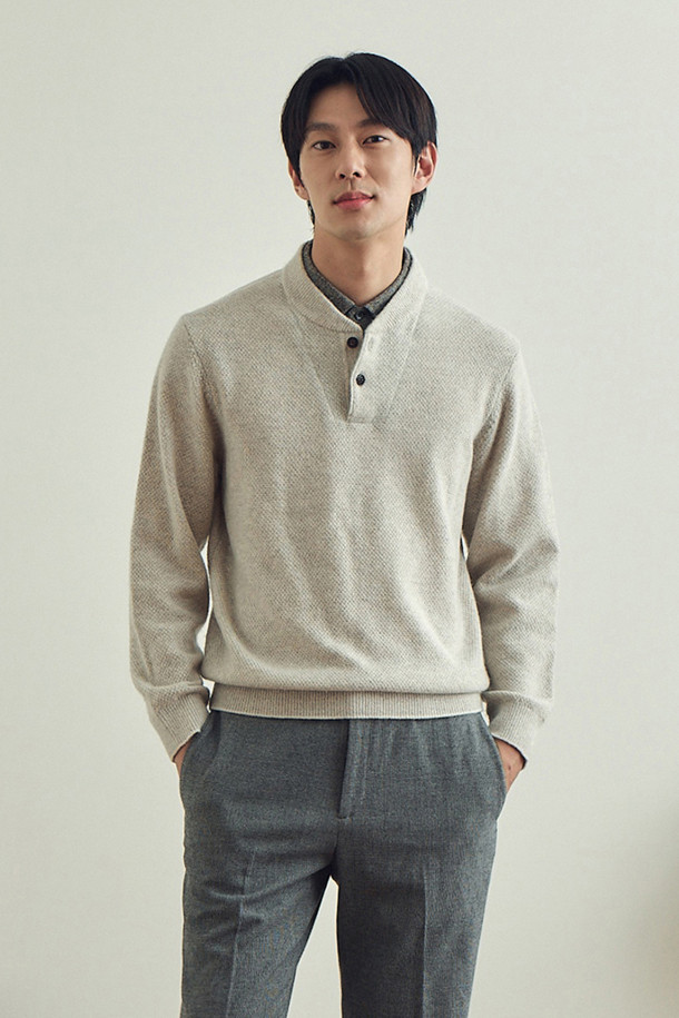 [이노버] 미니 숄 칼라 레이어드 스웨터는 남성용 니트/스웨터로, 셔츠를 레이어드한 듯한 독특한 투인원 디자인이 특징입니다. 베이지와 그레이 두 가지 색상으로 제공되며, 초겨울부터 겨울까지 따뜻하게 착용할 수 있습니다. 숄 카라 디자인에 레귤러핏으로 제작되었으며, 약간 두꺼운 울 소재로 부드러운 촉감을 선사합니다. 밑단과 소매단에 배색 팁과 립 처리를 더해 캐주얼하면서도 클래식한 무드를 연출하며, 출근룩과 모임룩 모두 활용하기 좋습니다. 신축성이 뛰어나 편안한 착용감을 제공하며, 좌측 옆선에 로고 라벨을 부착하여 포인트를 더했습니다.
