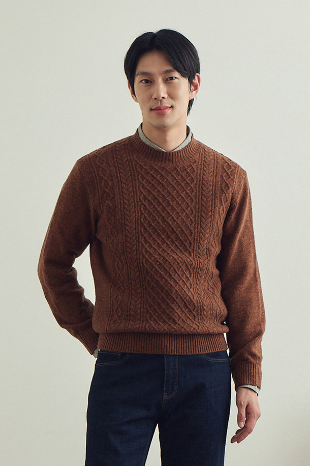 **케이블 하프넥 터틀넥 스웨터**는 부드러운 울 소재로 제작되어 포근한 착용감을 선사합니다. 클래식한 디자인에 멜란지 브라운 컬러가 더해져 겨울철 데일리룩, 데이트룩, 오피스룩 등 다양한 TPO에 활용하기 좋습니다. 하프넥 디자인으로 보온성을 높였으며, 레귤러 핏으로 편안하게 착용 가능합니다. 케이블 패턴과 립 처리된 밑단, 소매단이 포인트이며, 두꺼운 두께감으로 따뜻함을 더합니다. 뛰어난 신축성과 비침 없는 소재로 제작되어 활동성과 편안함을 동시에 만족시킵니다.
