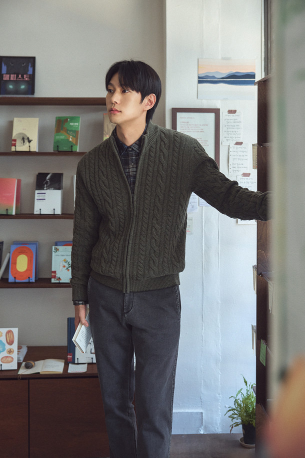 **울100 케이블 집업 가디건**은 초겨울부터 겨울까지 따뜻하게 입을 수 있는 남성용 상의입니다. 부드러운 촉감의 울 100% 소재로 제작되었으며, 레귤러 핏과 두꺼운 두께로 포근함을 더합니다. 그린과 투톤 컬러로 세련된 느낌을 주며, 케이블 패턴과 긴 소매 디자인이 특징입니다. 밑단 및 소매단 립 처리와 좌측 포켓 스웨이드 와펜 디테일이 돋보이며, 지퍼 여밈 방식으로 편안하게 착용 가능합니다. 일상, 모임, 데이트 등 다양한 TPO (Time, Place, Occasion) 에 맞춰 클래식, 미니멀, 캐주얼 스타일을 연출할 수 있는 활용도 높은 아이템입니다.
