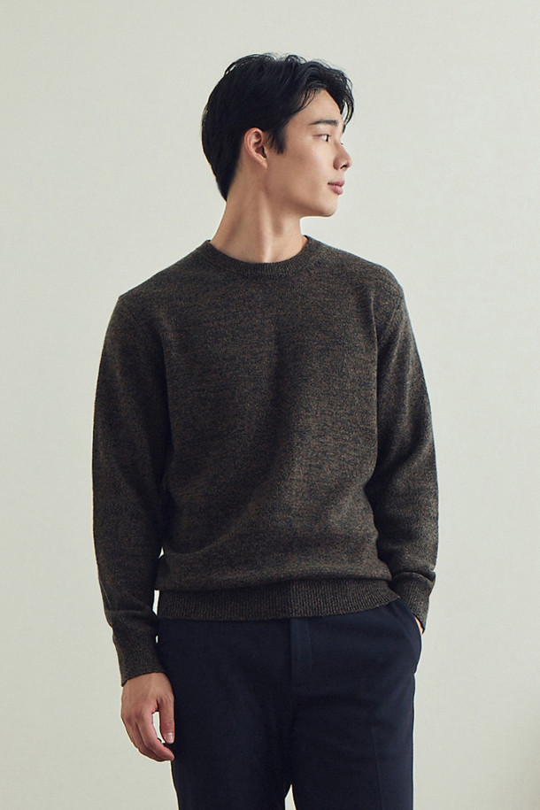 [셀렉션] 울 100% 트위드 라운드넥 스웨터는 차분하고 세련된 겨울 스타일을 완성해 줄 아이템입니다. 부드러운 촉감과 보온성을 자랑하는 울 100% 소재로 제작되었으며, 클래식한 무드의 다크 그레이 컬러가 특징입니다. 전체 플레인 조직과 고급스러운 트위드 패턴이 돋보이며, 레귤러 핏과 라운드넥 디자인으로 편안하게 착용할 수 있습니다. 밑단과 소매단 립 처리가 안정감을 더하고 신축성이 좋아 활동성 또한 우수합니다. 겨울 데일리룩, 모임룩, 오피스룩 등 다양한 TPO에 맞춰 클래식, 미니멀, 시크한 스타일을 연출해보세요.
