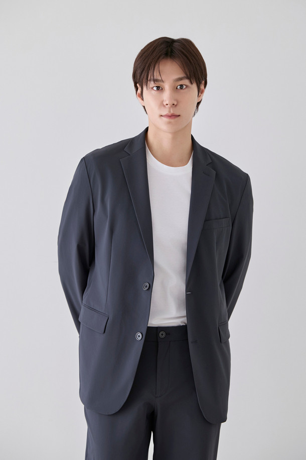 [아주편한] 온라인 익스클루시브 워셔블 아편 SUIT 슬랙스는 남성용 슬랙스로, 미니멀하고 베이직한 스타일을 추구합니다. 여름 시즌에 적합하며, 일상 및 오피스룩으로 활용하기 좋습니다. 릴랙스핏으로 편안한 착용감을 제공하며, 사이드 히든 밴딩 처리가 되어 있습니다. 생활 방수, 스트레치 기능과 경량 소재로 활동성을 높였으며, 메쉬 주머니 안감과 속단추 디테일로 완성도를 높였습니다. 셋업으로도 활용 가능하여 다양한 스타일을 연출할 수 있습니다.
