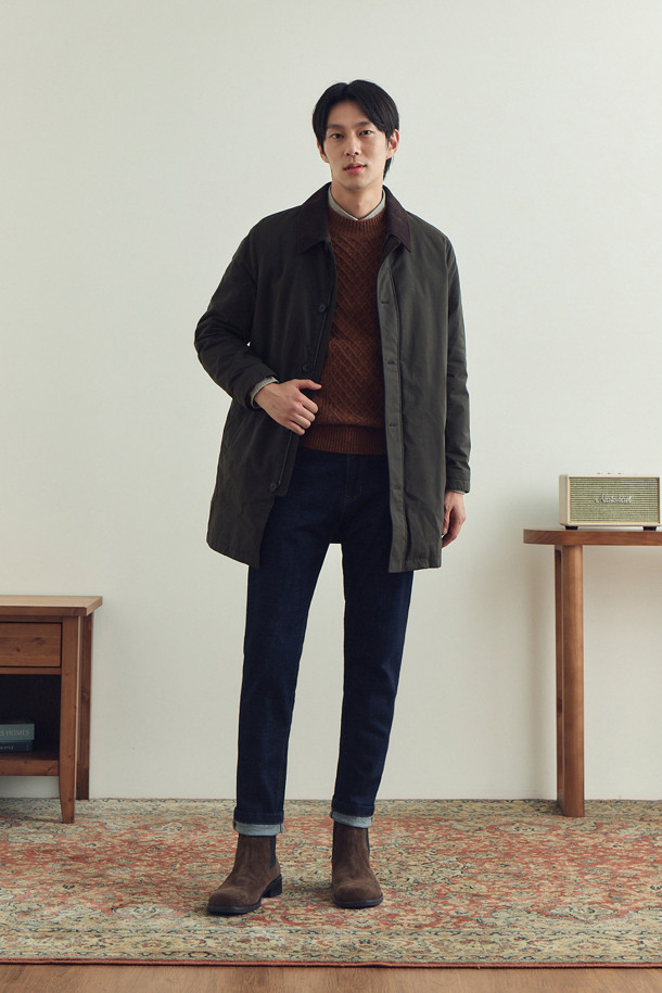 세련된 스타일을 연출하는 남성용 코듀로이 배색 워싱 코트입니다. 차콜 그레이 컬러의 무지 디자인으로 캐주얼과 클래식, 미니멀한 스타일을 모두 소화할 수 있습니다. 가을과 초겨울에 적합하며, 허벅지 기장의 레귤러핏으로 편안한 착용감을 제공합니다. 코듀로이 배색 칼라와 체크 패턴 안감, 바이린 SV 충전재, 바이오워싱, 왁스 코팅 마감으로 고급스러운 디테일을 더했습니다. 지퍼와 버튼으로 여밀 수 있으며, 부드러운 촉감의 코튼 혼방 소재로 제작되어 겨울 데일리룩, 출근룩, 모임룩에 활용하기 좋습니다.
