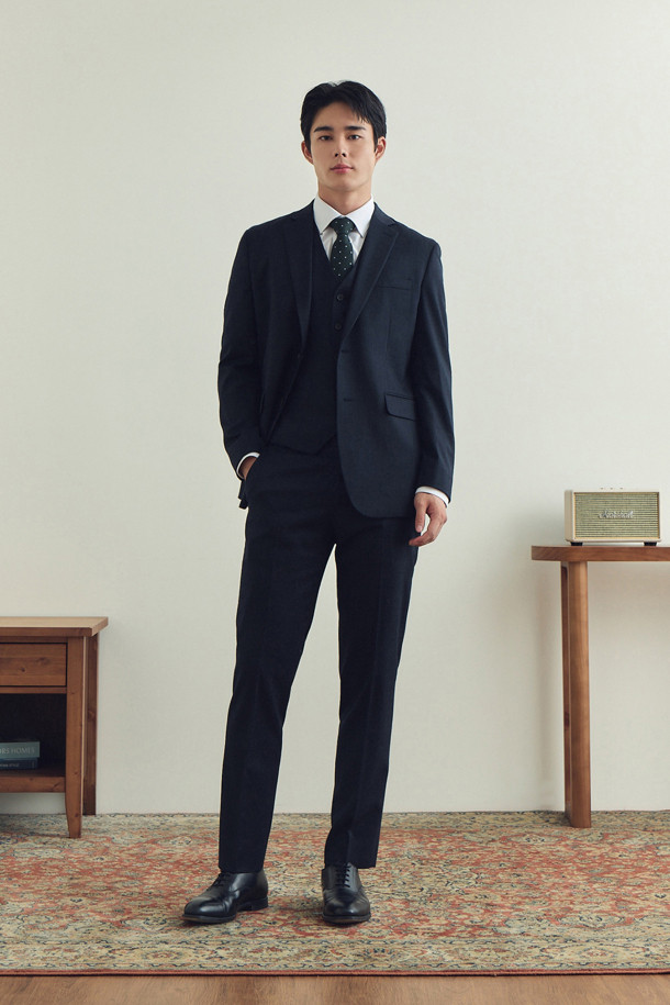 [액션슈트] 울블렌디드 스트라이프 슬림 슈트 재킷은 남성 고객을 위한 모던하고 클래식한 스타일의 슈트 재킷입니다. 네이비 컬러의 스트라이프 패턴이 특징이며, 일상과 비즈니스 모두 활용 가능한 TPO를 제공합니다. 울 소재에 슬림핏으로 제작되어 세련된 실루엣을 연출하며, 가을 시즌에 적합한 두께감입니다. B로고 레드 실링 인장 라펠 장식과 액션밴드 사양, 스트레치 안감 등의 디테일이 돋보입니다. 등판 양사이드 벤트와 전체 안감, 이너 포켓이 있어 편안함과 실용성을 더했습니다.
