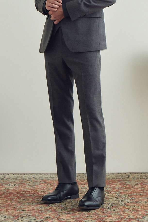 세련된 남성 스타일을 완성하는 [액션슈트] 울블렌디드 멜란지 베이지 슬림 슈트 팬츠입니다. 가을 시즌을 위한 이 정장 바지는 일상과 정장 모두를 아우르는 활용도를 자랑합니다. 부드러운 울 소재와 전체 안감으로 편안한 착용감을 선사하며, 슬림핏 디자인과 멜란지 베이지 컬러가 모던하고 클래식한 분위기를 연출합니다. 액션밴드와 사이드 히든 밴딩, 이너 포켓 디테일이 활동성과 실용성을 더하며, 오피스룩, 비즈니스 캐주얼, 회의룩 등 다양한 TPO에 맞춰 스타일리시하게 연출할 수 있습니다. 미니멀하면서도 세련된 남성복을 찾는다면 이 슈트 팬츠가 좋은 선택이 될 것입니다.
