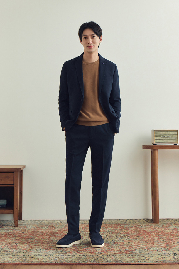 [이지슈트] 마이크로 패턴 재킷 (SET-UP)은 남성용 자켓으로, 가을에 입기 좋은 슬림핏 디자인입니다. 네이비 컬러의 마이크로 패턴이 돋보이며, 테일러드 코트 타입에 투버튼 여밈 방식으로 제작되었습니다. 출근룩, 비즈니스 캐주얼, 모임룩 등 다양한 TPO에 활용 가능하며, 미니멀, 클래식, 캐주얼 스타일을 연출하기 좋습니다. 사이드벤트, 부토니에 장식, 전체 안감, 신축성 있는 소재로 편안함과 활동성을 더했습니다.
