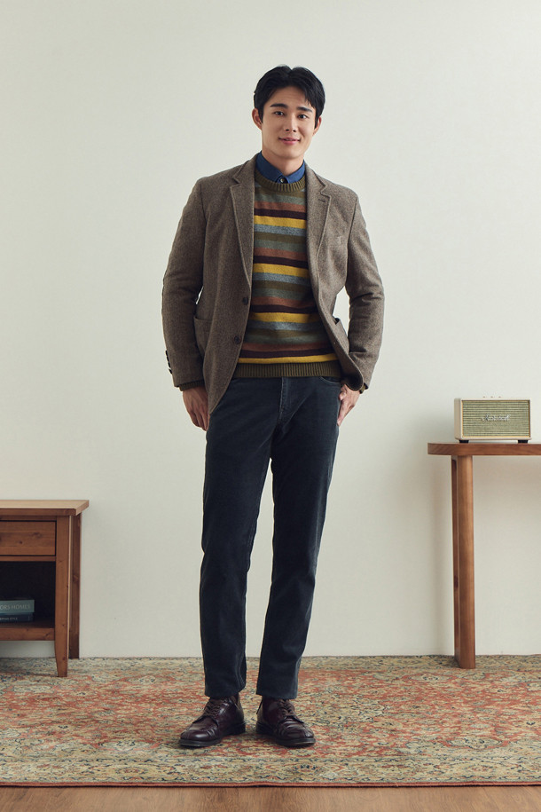 겨울철 따뜻함과 스타일을 책임질 [헌팅자켓] 울블렌디드 헤링본 헌팅 재킷입니다. 베이지와 카키 두 가지 색상으로 출시되어, 클래식하면서도 캐주얼한 매력을 선사합니다. 울 소재의 헤링본 패턴으로 고급스러운 질감을 자랑하며, 투버튼 여밈과 레귤러 핏으로 편안한 착용감을 제공합니다. 엘보 패치, 칼라 안쪽 비죠, 아웃포켓 등의 디테일이 돋보이며, 바이린 HAS 충전재와 퀼팅 처리, 전체 안감으로 보온성을 높였습니다. 겨울 데일리룩, 모임룩, 비즈니스 캐주얼 등 다양한 TPO에 활용할 수 있는 실용적인 아이템입니다.
