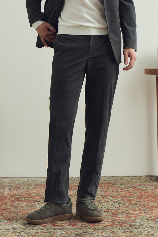 [코지] 솔리드 코튼 워싱 팬츠 (SET-UP)는 부드러운 촉감의 면 소재로 제작되어 편안한 착용감을 제공합니다. 캐주얼한 스타일을 연출하며, 가을 나들이룩이나 겨울 데일리룩에 적합합니다. 가먼트 워싱 공정을 거쳐 자연스러운 질감을 살렸으며, 트윌 조직으로 내구성을 높였습니다. 스탠다드핏의 긴 기장 바지로, 사이드 히든 밴딩 처리로 편안함을 더했습니다. 셋업으로도 활용 가능하여 다양한 스타일을 연출할 수 있는 남성용 캐주얼 팬츠입니다.
