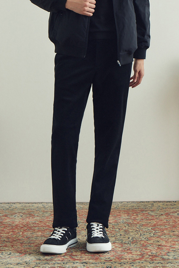 [라이프 퍼포먼스] 솔리드 코듀로이 본딩 팬츠는 겨울철 따뜻하고 편안한 데일리룩을 완성해 줄 바지입니다. 캐주얼, 미니멀, 스포티한 스타일을 모두 소화하며, 스탠다드핏으로 허벅지부터 밑단까지 자연스럽게 좁아지는 실루엣을 연출합니다. 부드러운 코듀로이 소재에 보온성을 높여주는 본딩 안감을 더해, 추운 날씨에도 따뜻하게 착용 가능합니다. 허리 전체 밴딩 처리로 활동성을 높였으며, 다양한 상의와 크로스 코디가 용이합니다. 동네 마실룩이나 산책룩에도 잘 어울리는 실용적인 아이템입니다.
