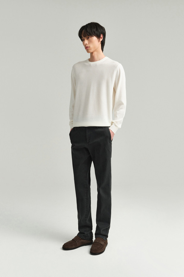 **[에센셜스] 컴포치노 기모 팬츠**는 겨울철 일상, 동네 마실룩에 적합한 베이직 스타일의 기모 팬츠입니다. 면, 스판 혼방의 부드러운 소재로 제작되어 편안한 착용감을 선사하며, 스탠다드핏으로 어떤 스타일에도 잘 어울립니다. 허벅지부터 밑단까지 자연스럽게 좁아지는 실루엣으로 다리가 길어 보이는 효과를 주며, 사이드 히든밴딩으로 편안함을 더했습니다. 두꺼운 두께감과 기모 안감으로 보온성을 높였으며, 뒷주머니 하단에는 포인트 라벨이 부착되어 있습니다.
