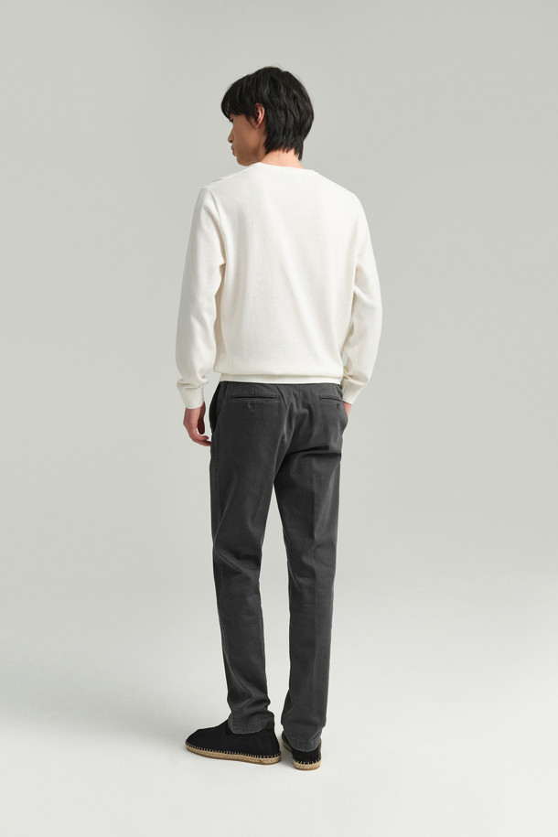 [에센셜스] 컴포치노 기모 팬츠는 부드러운 촉감의 면, 스판덱스 혼방 소재로 제작되어 겨울철에도 따뜻하고 편안하게 착용할 수 있습니다. 허벅지부터 밑단까지 자연스럽게 좁아지는 스탠다드핏으로, 베이직한 무드의 미니멀, 캐주얼, 클래식 스타일 연출에 용이합니다. 안감 기모 처리로 보온성을 높였으며, 사이드 히든 밴딩으로 편안한 착용감을 선사합니다. 일상, 집콕, 동네 마실 등 다양한 TPO에 활용 가능하며, 뒷주머니 하단 포인트 라벨이 디자인의 디테일을 더합니다. 신축성은 보통이며 비침 걱정 없이 겨울 데일리룩을 완성해보세요.
