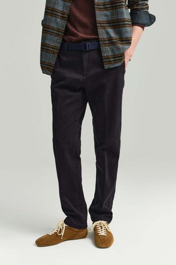 [에센셜스] 컴포치노 기모 팬츠는 부드러운 촉감과 뛰어난 신축성을 자랑하는 겨울용 기모 팬츠입니다. 면, 스판덱스, 기모 소재 혼방으로 제작되어 편안한 착용감과 활동성을 제공하며, 스탠다드핏으로 어떤 스타일에도 잘 어울립니다. 허리 부분에는 사이드 히든 밴딩 처리가 되어 있어 더욱 편안하게 착용할 수 있습니다. 베이직한 디자인에 무지 패턴, 6가지 다채로운 컬러 구성으로 겨울 데일리룩, 동네 마실룩, 여행룩 등 다양한 TPO에 활용 가능합니다. 뒷주머니 하단에는 포인트 라벨이 디자인되어 있습니다.
