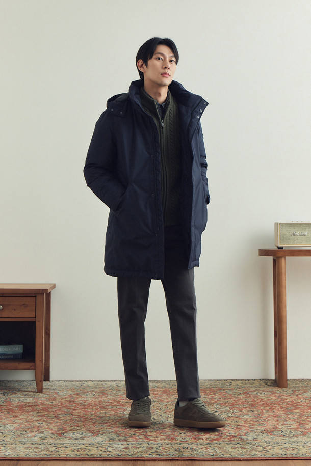 마이크로 프린트 기모 팬츠는 부드러운 촉감과 따뜻함을 선사하는 겨울용 치노 팬츠입니다. 일상과 출근룩, 모임룩 등 다양한 TPO에 활용 가능하며, 베이직, 캐주얼, 미니멀 스타일을 모두 소화합니다. 면과 스판덱스 혼방 소재로 제작되어 편안한 착용감을 제공하며, 신축성이 있어 활동성 또한 보장합니다. 스탠다드핏과 테이퍼드 핏으로 출시되어 체형에 맞는 핏을 선택할 수 있으며, 기모 안감으로 보온성을 높였습니다. 밴딩 처리로 편안함까지 더했습니다.
