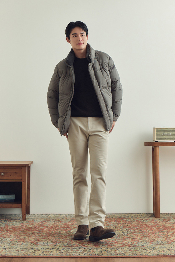 부드러운 촉감의 변형 몰스킨 솔리드 기모 팬츠입니다. 일상에서 편안하게 착용하기 좋은 캐주얼 팬츠로, 허벅지부터 밑단까지 자연스럽게 좁아지는 테이퍼드 핏이 특징입니다. 안감 기모로 제작되어 겨울철에도 따뜻하게 입을 수 있으며, 사이드 밴딩 디테일로 활동성을 더했습니다. 베이지 컬러의 무지 디자인에 뒷주머니 가죽 라벨 장식으로 포인트를 주어 미니멀하고 클래식한 스타일을 연출할 수 있습니다. 출근룩과 모임룩에도 활용 가능한 활용도 높은 아이템입니다.
