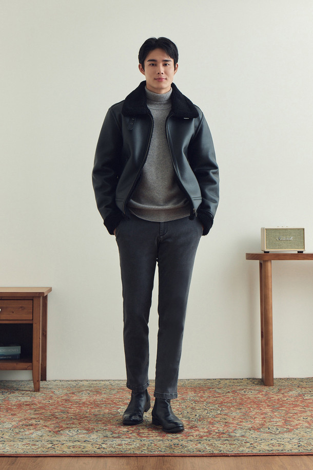 [셀렉션] 솔리드 피그먼트 워싱 팬츠는 남성 고객을 위한 클래식하고 캐주얼한 스타일의 슬림핏 긴바지입니다. 고급 수입 코튼 스판 소재를 사용하여 부드러운 촉감과 뛰어난 신축성을 제공하며, 피그먼트 워싱 기법으로 빈티지한 멋을 더했습니다. 겨울철 데일리룩, 출근룩, 모임룩 등 다양한 TPO에 활용하기 좋으며, 미니멀한 디자인으로 어떤 상의에도 잘 어울립니다. 사이드 히든밴딩 처리로 편안한 착용감을 선사합니다. 블랙 컬러의 무지 디자인으로 심플하면서도 세련된 스타일을 연출해보세요.
