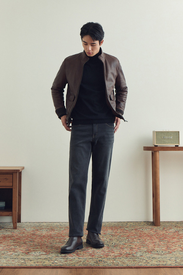 부드러운 촉감과 따뜻함을 자랑하는 스탠다드핏 기모 그레이 데님입니다. 겨울철 데일리룩과 출근룩에 모두 잘 어울리는 베이직한 스타일의 긴 바지입니다. 가먼트워싱 처리를 통해 자연스러운 멋을 더했으며, 넉넉한 스탠다드핏으로 편안한 착용감을 선사합니다. 데님, 면, 스판, 기모 소재 혼방으로 제작되어 신축성이 뛰어나 활동성이 좋고, 안감 기모로 보온성을 높였습니다. 은은한 브러쉬 효과와 무지 디자인, 그리고 그레이 컬러가 어우러져 클래식, 미니멀, 캐주얼 등 다양한 스타일을 연출할 수 있습니다.
