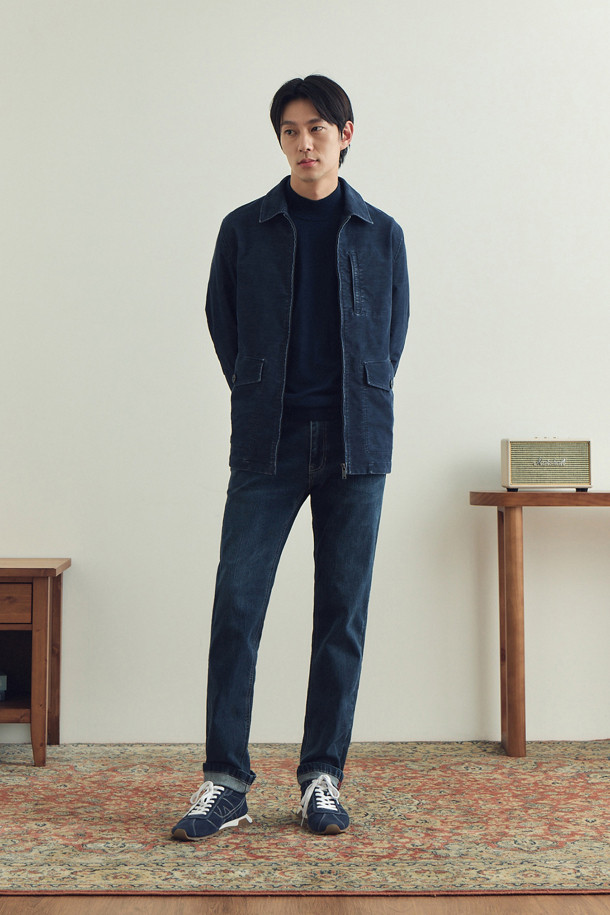 [에센셜스] 스탠다드핏 세로 슬럽 네이비 데님은 데이트룩, 카페룩과 같은 TPO와 캐주얼, 미니멀, 클래식 스타일을 아우르는 활용도 높은 데님 팬츠입니다. 부드러운 촉감과 자연스러운 워싱이 돋보이는 네이비 컬러의 무지 디자인으로, 봄, 가을에 착용하기 적합합니다. 가먼트 워싱 처리와 브러쉬 효과로 빈티지한 무드를 더했으며, 신축성이 좋은 데님, 코튼, 스판 혼방 소재로 편안한 착용감을 선사합니다. 스탠다드핏으로 제작되어 누구나 부담 없이 즐길 수 있으며, 레드 컬러 리벳 장식과 가죽 와펜 디자인으로 포인트를 더했습니다.
