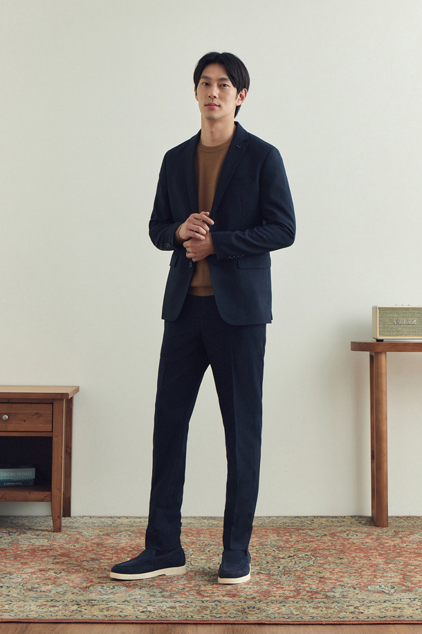 [이지슈트] 마이크로 패턴 팬츠 (SET-UP)는 미니멀하고 클래식한 스타일을 추구하는 남성 고객을 위한 정장 팬츠입니다. 톤 다운된 네이비 컬러에 마이크로 패턴으로 은은한 포인트를 주어 오피스룩, 비즈니스 캐주얼, 출근룩에 활용하기 좋습니다. 슬림핏 디자인으로 세련된 실루엣을 연출하며, 사이드 히든 밴딩으로 편안한 착용감을 제공합니다. 부드러운 드레이프 촉감의 폴리에스테르 소재로 제작되었으며, 밑단은 단뜨기 미싱 처리되어 기장 수선이 용이합니다.
