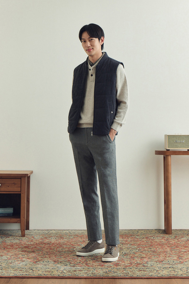 마이크로 기모 팬츠 (SET-UP)는 겨울철 데일리룩, 출근룩, 오피스룩 등 다채로운 TPO에 활용하기 좋은 베이직 스타일의 바지입니다. 폴리에스터와 레이온 혼방 소재로 제작되어 편안한 착용감과 우수한 활동성을 제공하며, 허벅지부터 밑단까지 자연스럽게 좁아지는 스탠다드핏 실루엣으로 세련된 스타일을 연출합니다. 사이드 히든 밴딩 처리로 편안함을 더했으며, 마이크로 패턴이 은은한 포인트를 더해 클래식, 미니멀, 캐주얼 등 다양한 스타일을 소화할 수 있습니다. 셋업으로 착용하여 더욱 완성도 높은 룩을 완성해보세요.
