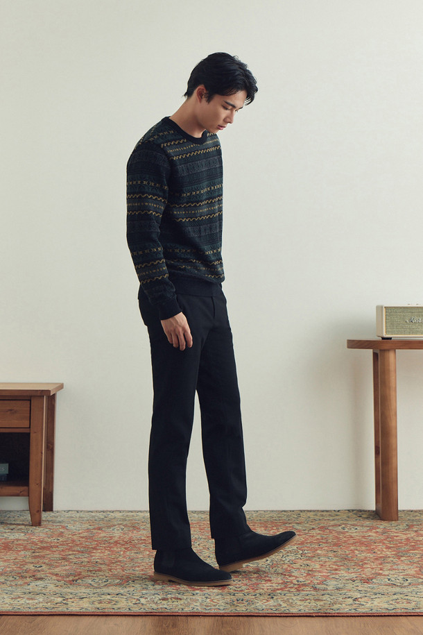 부드러운 촉감과 편안한 착용감을 선사하는 솔리드 기모 팬츠입니다. 겨울철 따뜻하게 입을 수 있도록 안감에 기모 처리가 되어 있으며, 활동성을 높이는 우수한 기능성을 갖췄습니다. 베이직한 스타일의 무지 디자인으로, 다양한 상의와 매치하기 용이하여 겨울 데일리룩, 출근룩, 모임룩 등 TPO에 구애받지 않고 폭넓게 활용할 수 있습니다. 드레이프성이 뛰어나 자연스러운 핏을 연출하며, 사이드 히든 밴딩으로 편안함을 더했습니다. 슬렌더핏으로 다리 라인을 슬림하게 잡아주며, 단뜨기 미싱 밑단 마감으로 깔끔함을 더했습니다.
