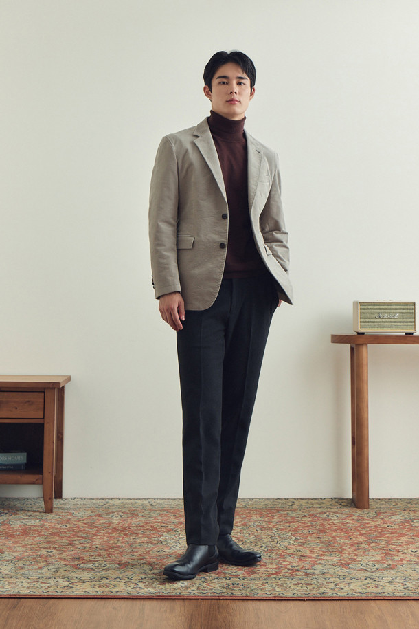 부드러운 촉감과 따뜻함을 선사하는 솔리드 기모 팬츠입니다. 겨울철 일상, 출근룩, 모임룩까지 폭넓게 활용 가능한 베이직 스타일의 남성 바지입니다. 폴리에스터와 레이온 혼방 소재로 제작되어 드레이프성이 뛰어나며, 슬렌더핏으로 세련된 핏을 연출합니다. 안감 기모 처리로 보온성을 높였으며, 사이드 히든밴딩으로 편안한 착용감을 제공합니다. 무지 디자인과 단뜨기 미싱 밑단 마감으로 미니멀, 클래식, 캐주얼 등 다양한 스타일에 매치하기 좋습니다.
