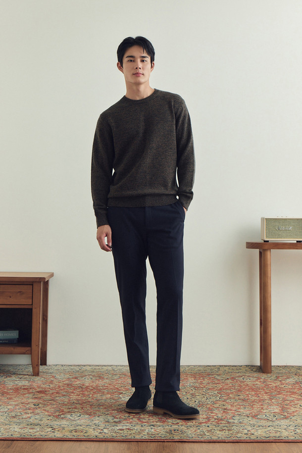 **[매직팬츠] 마이크로 기모 본딩 팬츠**는 부드러운 촉감과 따뜻함을 선사하는 겨울철 필수 아이템입니다. 밴딩 처리로 편안한 착용감을 제공하며, 스트레이트 핏으로 어떤 스타일에도 잘 어울립니다. 네이비 컬러의 무지 디자인은 미니멀, 클래식, 캐주얼 등 다양한 스타일을 연출하는 데 용이합니다. 두꺼운 두께감과 마이크로 기모 안감, 신축성 있는 소재로 제작되어 보온성과 활동성을 모두 갖췄습니다. 출근룩으로도 손색없는 활용도 높은 매직 팬츠입니다.
