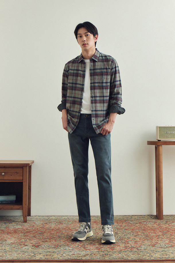 가먼트다잉 기법으로 빈티지한 멋을 살린 남성용 체크 캐주얼셔츠입니다. 부드러운 면 소재로 제작되어 겨울철에도 편안하게 착용 가능하며, 레귤러핏으로 어떤 스타일에도 자연스럽게 어울립니다. 그레이 컬러의 체크 패턴이 은은한 포인트를 더하고, 가슴 포켓과 칼라 및 소매 안쪽 배색 디테일로 밋밋함을 덜었습니다. 더블 스티치 마감으로 내구성을 높였으며, 신축성이 없어 깔끔한 핏을 유지합니다. 겨울 데일리룩, 동네 마실룩, 카페룩 등 다양한 상황에 활용하기 좋은 아이템입니다.
