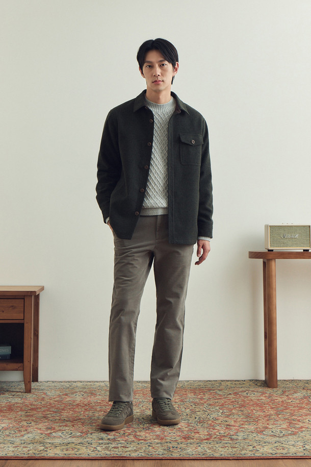 겨울철 스타일을 책임질 남성용 퀼팅 셔켓입니다. 캐주얼, 클래식, 미니멀 스타일을 모두 아우르는 디자인으로, 겨울 데일리룩, 모임룩, 출근룩 등 다양한 TPO에 활용하기 좋습니다. 두꺼운 두께감과 바이린 HAS 충전재 내장으로 뛰어난 보온성을 제공하며, 금속 코팅 단추와 왼쪽 가슴 장식 포켓, 칼라 및 소매 안쪽 배색 디테일이 돋보입니다. 셔켓 특유의 편안한 레귤러핏과 무지 패턴은 어떤 옷에도 쉽게 매치할 수 있도록 돕습니다. 폴리에스테르와 울 혼방 소재로 제작되어 부드러운 터치감을 선사합니다.
