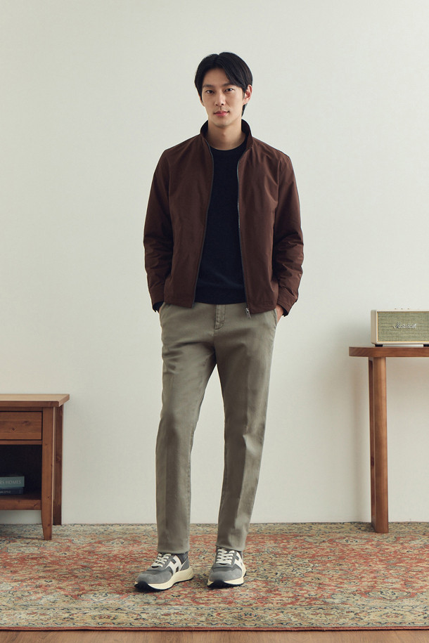 미니멀한 감각을 뽐내는 남성용 브라운 컬러의 해링턴 점퍼입니다. 가을에 어울리는 보통 두께감의 폴리에스테르 소재로 제작되었으며, 부드러운 촉감이 특징입니다. 엉덩이 위 기장으로, 체크 패턴과 레귤러핏이 미니멀하고 베이직한 스타일을 연출합니다. 집업 여밈 방식에 코듀로이 소매 안감 배색, 사선 사이드 포켓 디테일이 돋보입니다. 가을 나들이룩이나 데이트룩, 클래식, 미니멀, 캐주얼 스타일을 즐겨 입는 분들께 추천합니다.
